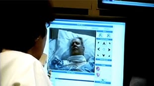 يتواصل برنامج eICU مع القيّمين على متابعة المرضى في الوقت الفعلي من خلال نظام صوت/فيديو ثنائي الاتجاه.